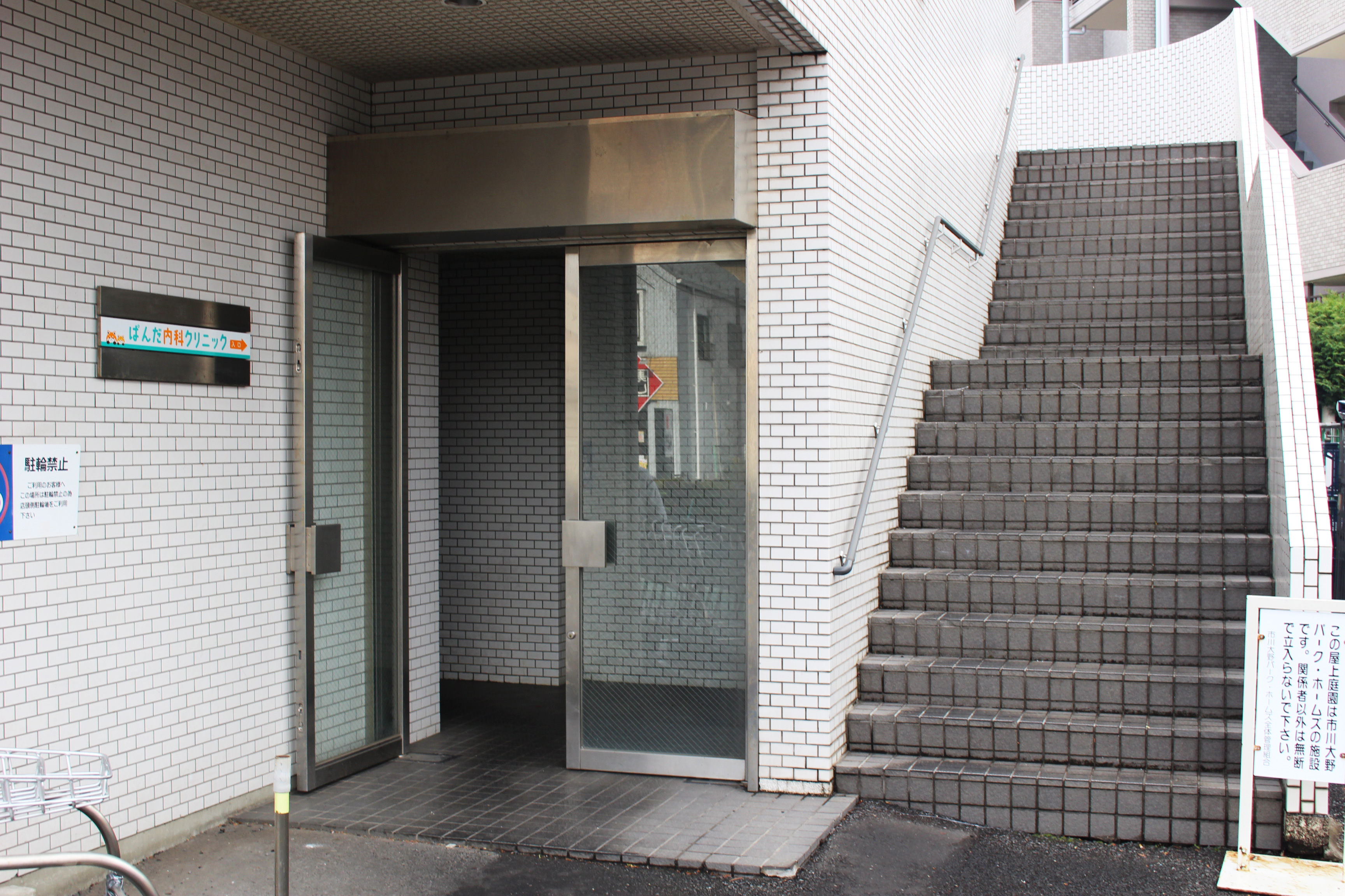 エレベーター入口・階段